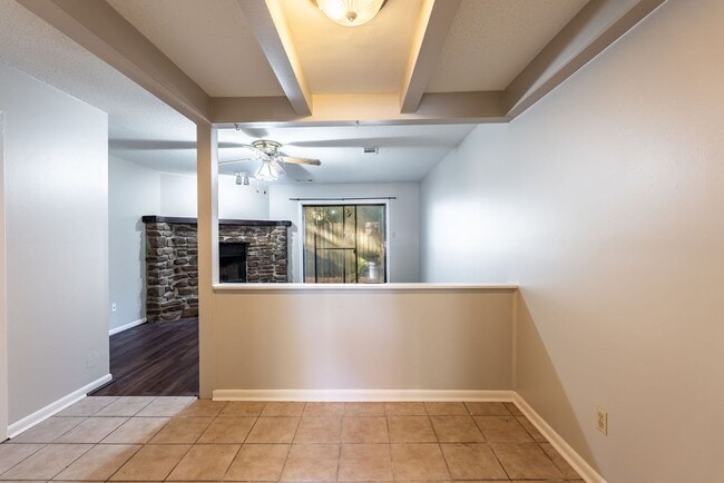 Building Photo - Updated 2 Bed / 1.5 Bath Townhouse in the Heart of Maumelle — $1,000/Month