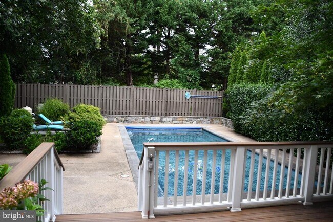 Building Photo - 5127 Cathedral Ave NW