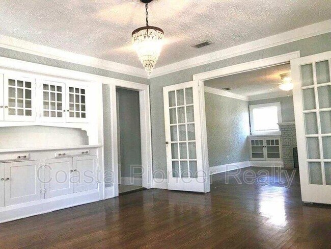 Building Photo - 108 W Hanna Ave