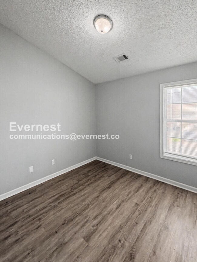 Building Photo - 3 Bed, 2.5 Bath Home with Off-Street Parking / Pet-Friendly / Available Now!