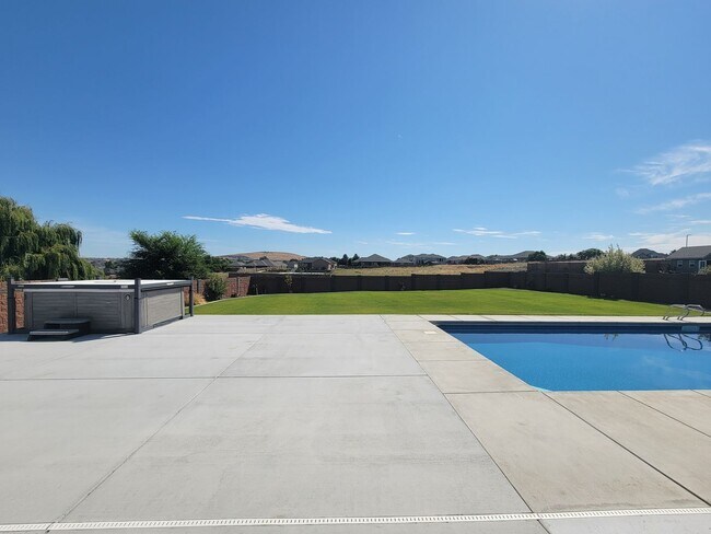 Building Photo - Luxurious 4-Bed Richland Home with Pool, H...