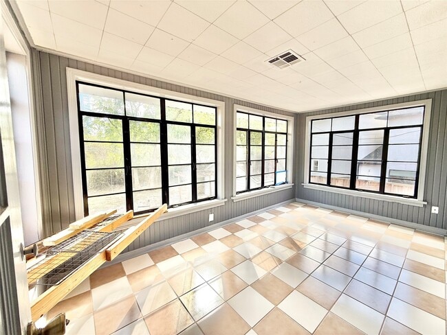 Building Photo - 2027 Sheridan St