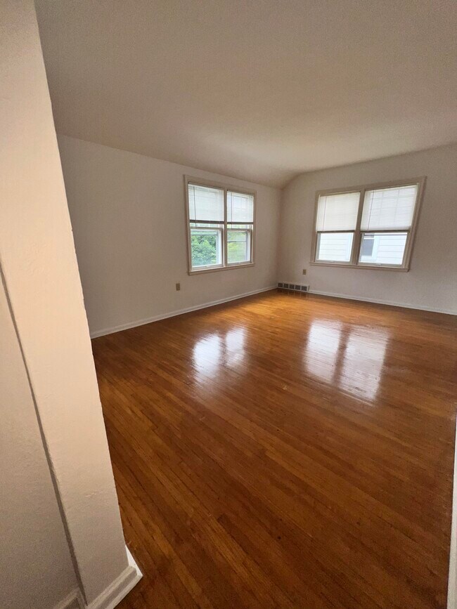 Building Photo - 4423 Vermaas Ave