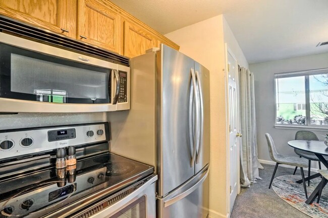 Building Photo - Charming 2BR Condo in Englewood, Pets OK, ...