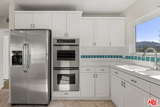 Building Photo - 3540 Berry Dr