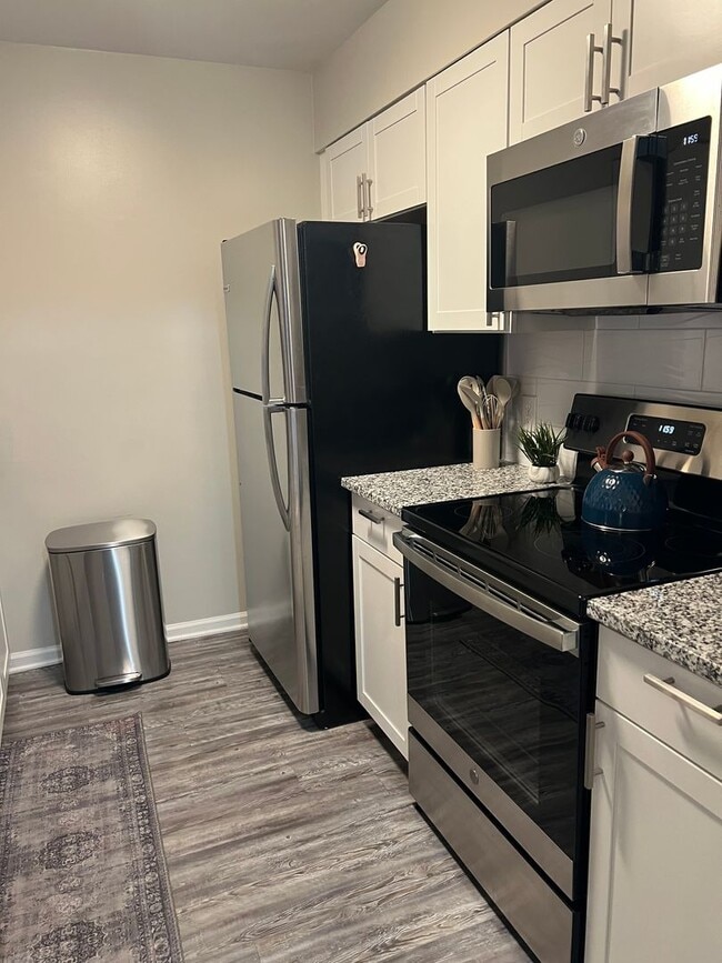 Building Photo - FULLY FURNISHED - Just steps to the beach! PERFECT FOR TRAVELING PROFESSIONALS!