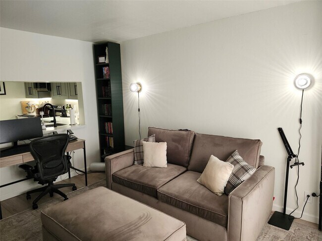 Building Photo - 10004 Winding Lake Rd