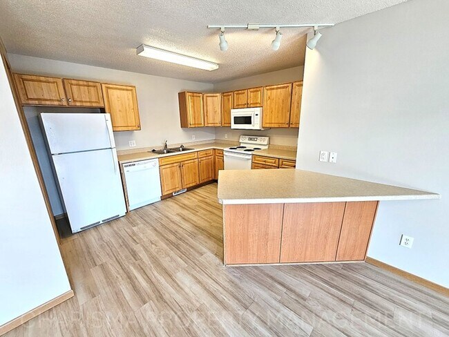 Building Photo - 2 BD, BOTTOM LEVEL, NO STEPS, IN UNIT WASH...