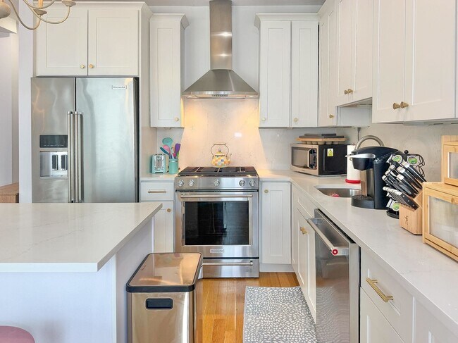 Building Photo - 414 1st St