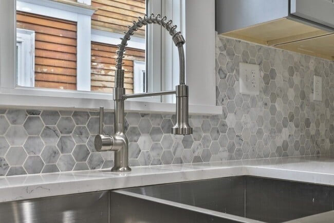 Building Photo - 10 Grant St