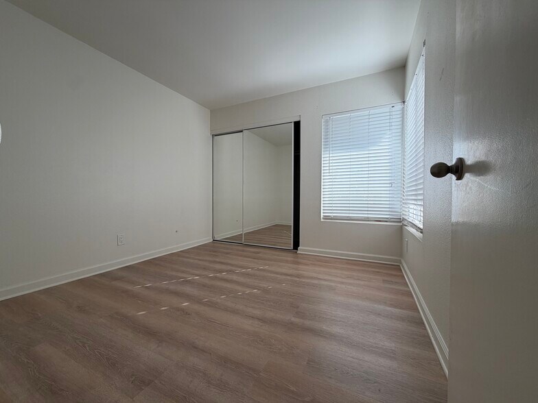 Building Photo - 870 S Rancho Santa Fe Rd