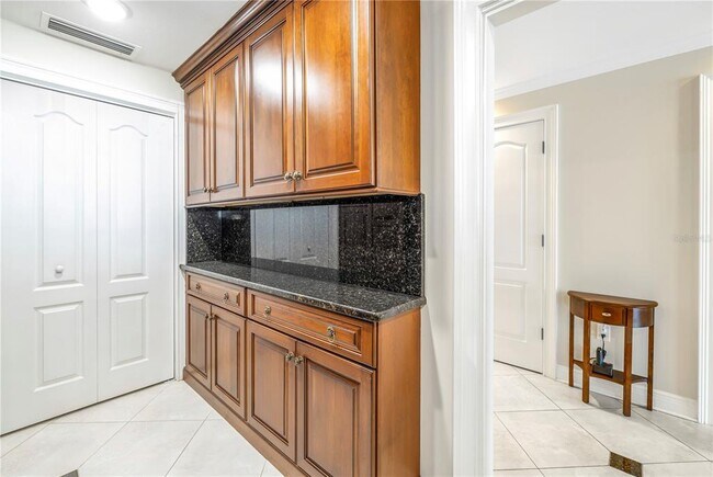 Building Photo - 1 Beach Dr SE