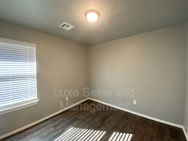 Building Photo - 7804 Meadow Lake Dr