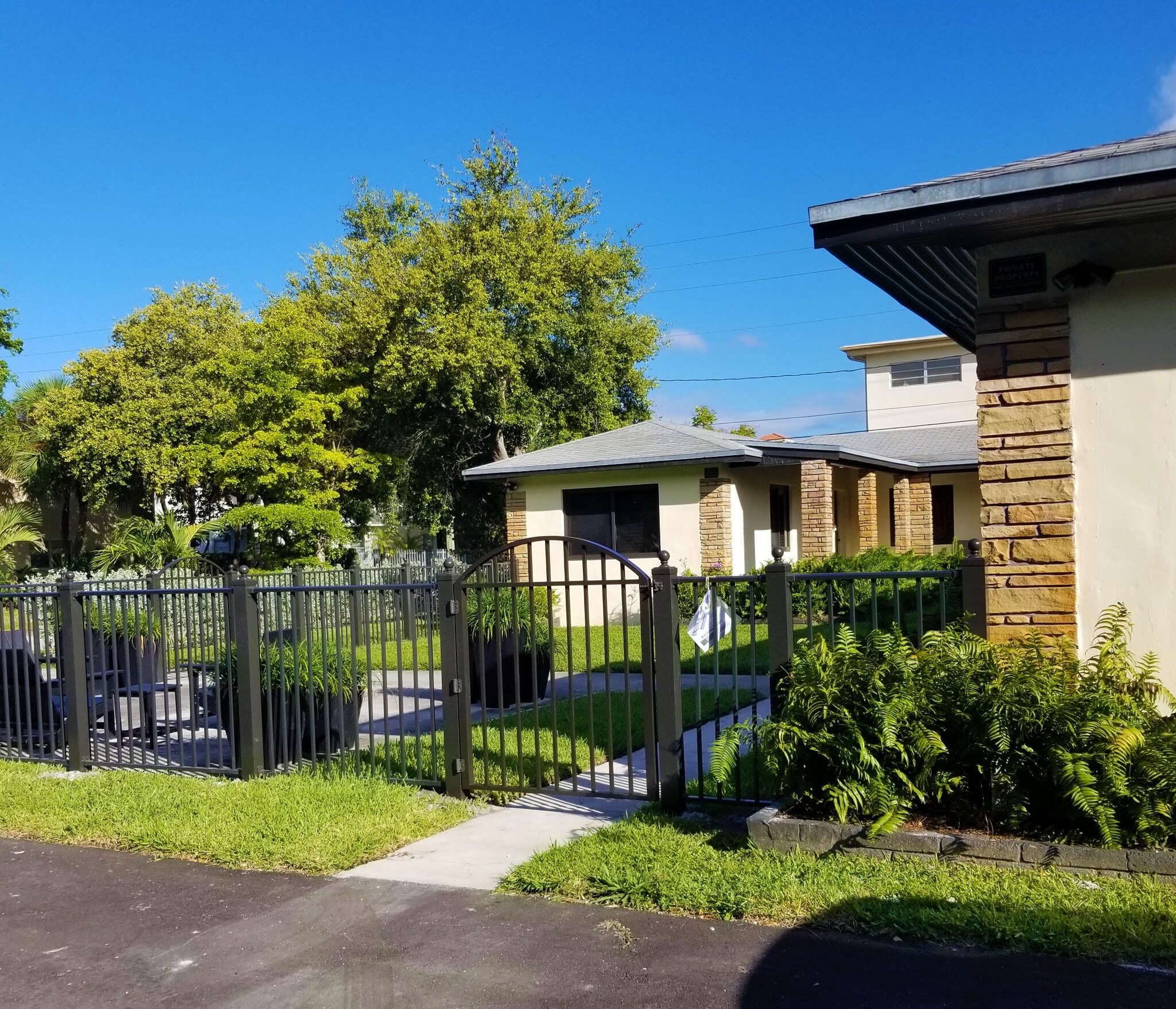 Building Photo - 1952 Madison St