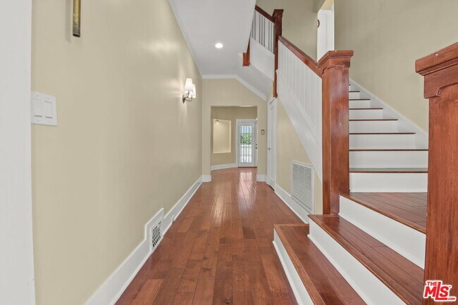 Building Photo - 975 Westchester Pl
