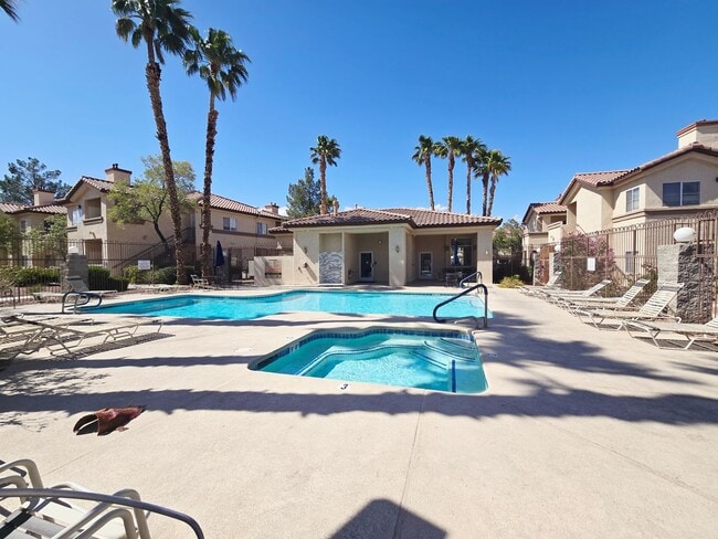 Building Photo - BEAUTIFUL GATED COMMUNITY WITH CLUBHOUSE, COMMUNITY POOL, COMMUNITY SPA, EXERCISE ROOM. FIRST FLO...