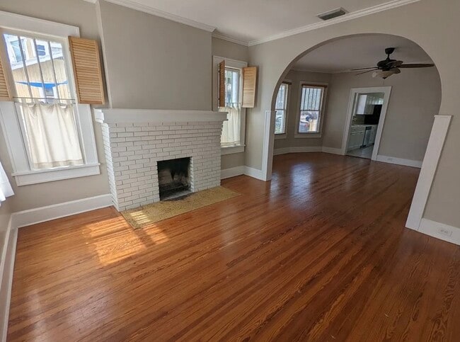 Building Photo - 865 13th Ave N