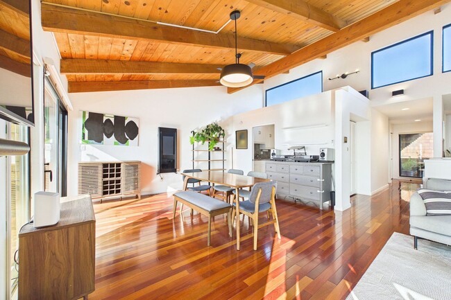 Building Photo - Rarely available Redwood Heights townhome with sweeping views of Oakland and San Francisco.