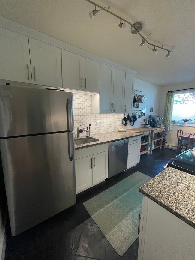 Building Photo - Charming 1-bedroom, 1-bathroom Condo in Phinney Ridge.