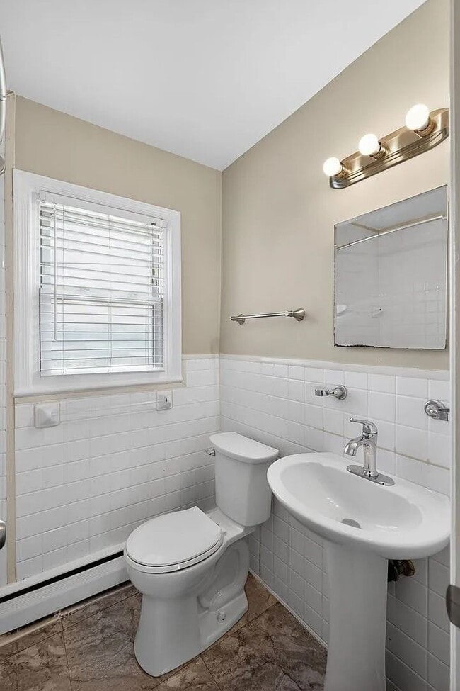 Building Photo - Spacious Townhome with driveway