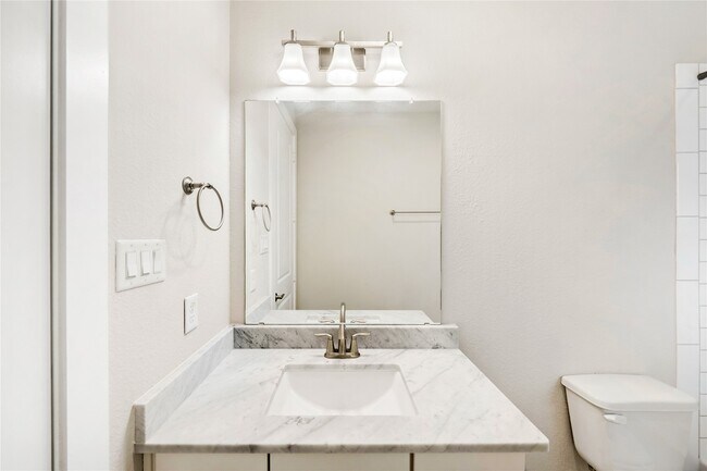 Building Photo - 420 W 28th St
