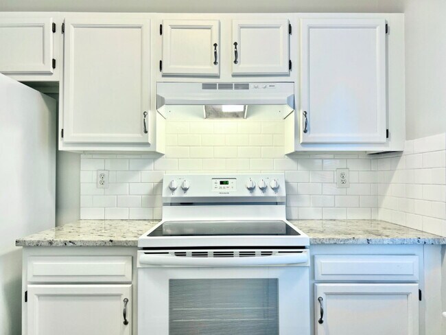 Building Photo - RAINTREE TOWNHOME!