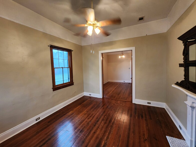 Building Photo - 707 Patterson Dr