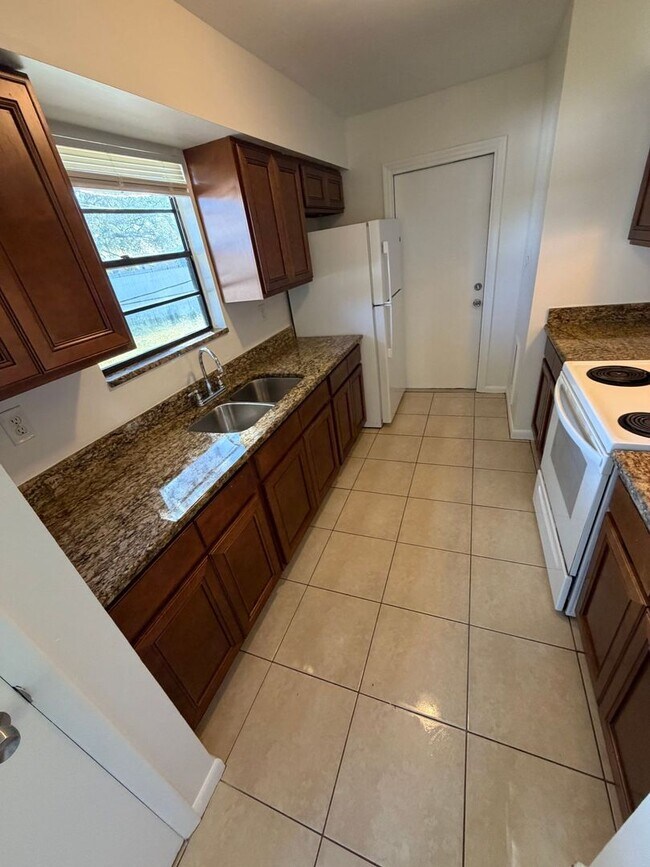 Building Photo - CHARMING 3 BEDROOM HOME WITH 1 CAR GARAGE