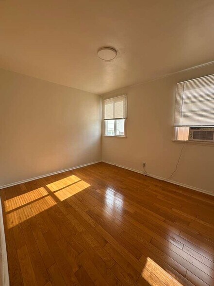 Building Photo - 1737 N Sycamore Ave