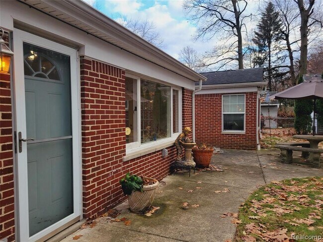 Building Photo - 18311 Norwich Rd