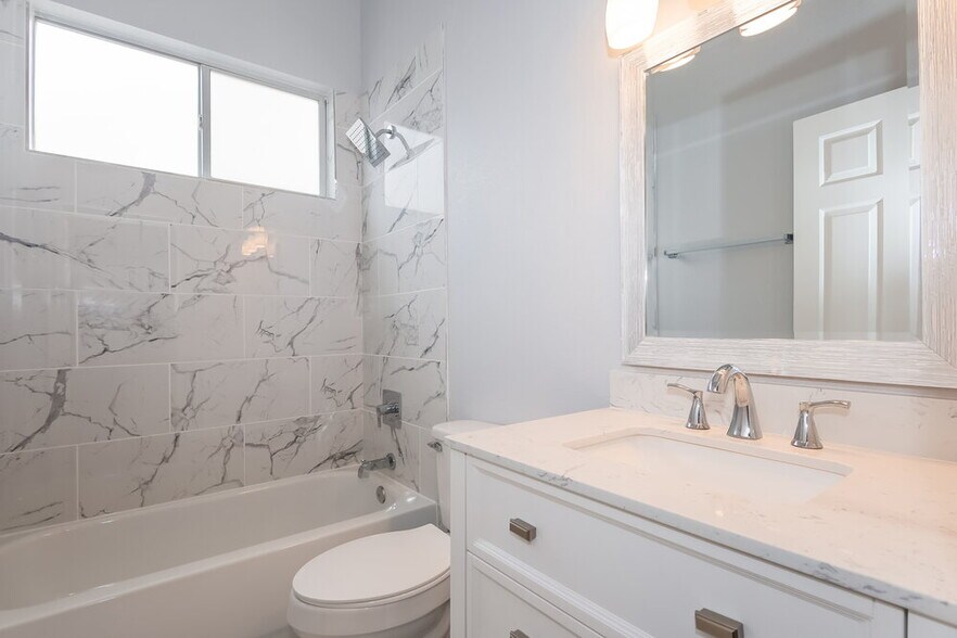 Building Photo - 704 Colonnade Row Dr