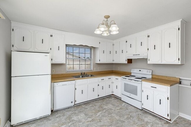 Building Photo - 1824 Meadow Dr