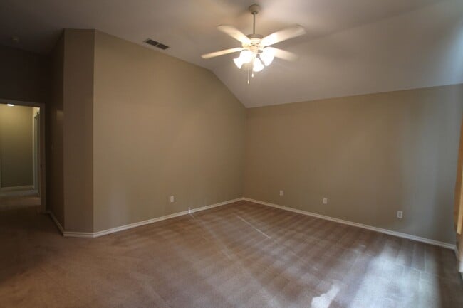 Building Photo - Available! Beautiful 3 bedroom 2 bathroom ...