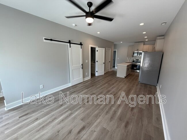 Building Photo - 525 Dellwood Dr