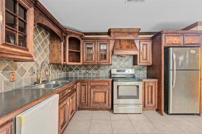 Building Photo - 8565 Ridgepoint Dr