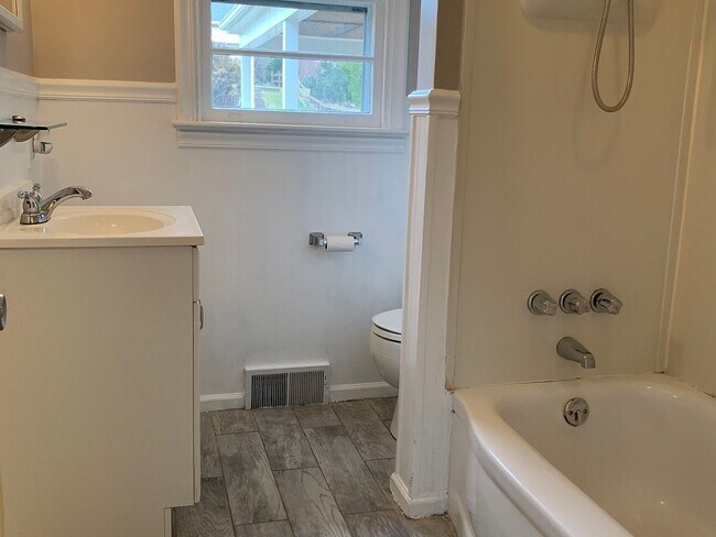 Building Photo - 525 Hilton Dr