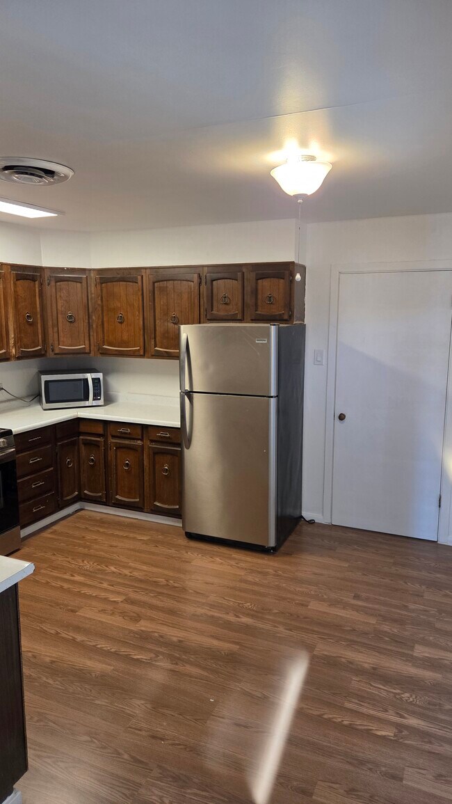 Building Photo - 310 W 10th St