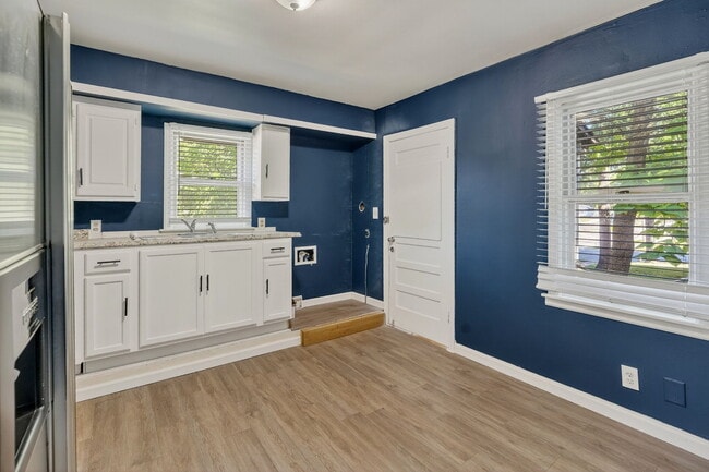 Building Photo - College Duplex