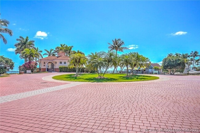 Building Photo - 1528 NE Outrigger Landings Dr