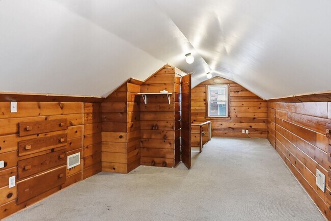 Building Photo - Spacious Three Bedroom!