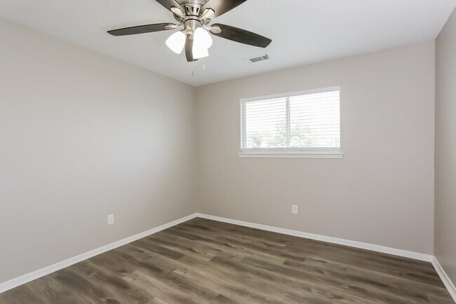 Building Photo - 2431 Fox River Ln