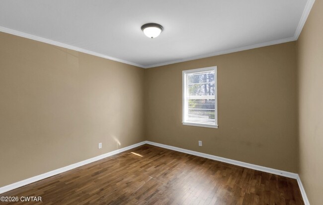 Building Photo - 927 E College St