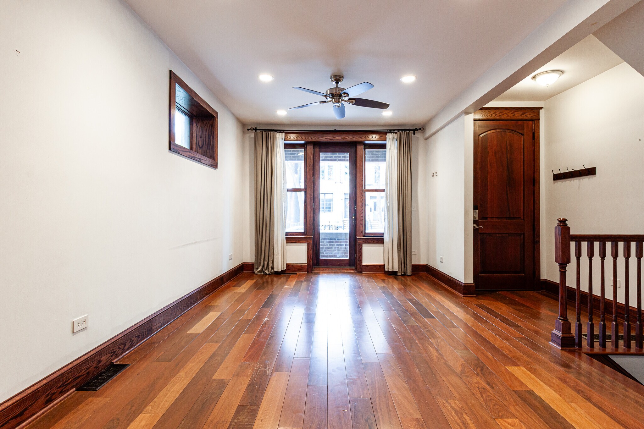 Building Photo - 1019 W Oakdale Ave