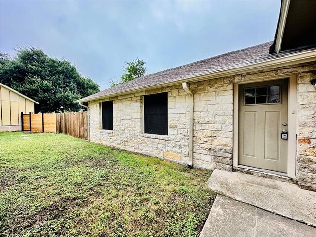Building Photo - 1611 Onion Creek Village Dr