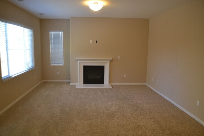 Building Photo - Beautiful 3 bedroom home available in Sout...