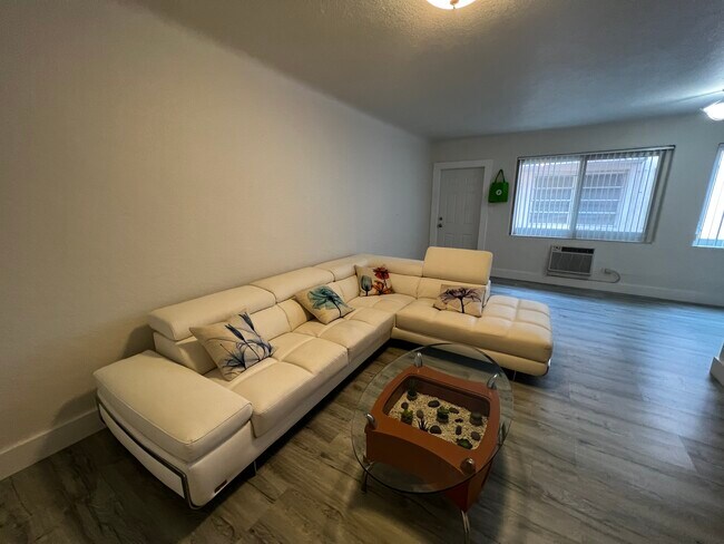 Livinroom - 2114 Biarritz Dr