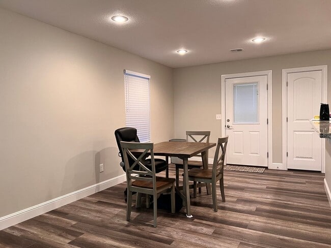 Building Photo - 3 Bedroom 2 Bathroom home