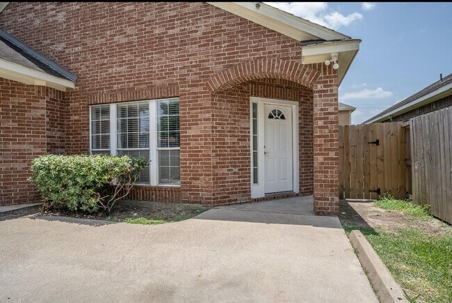 Primary Photo - 1122 Ryon St