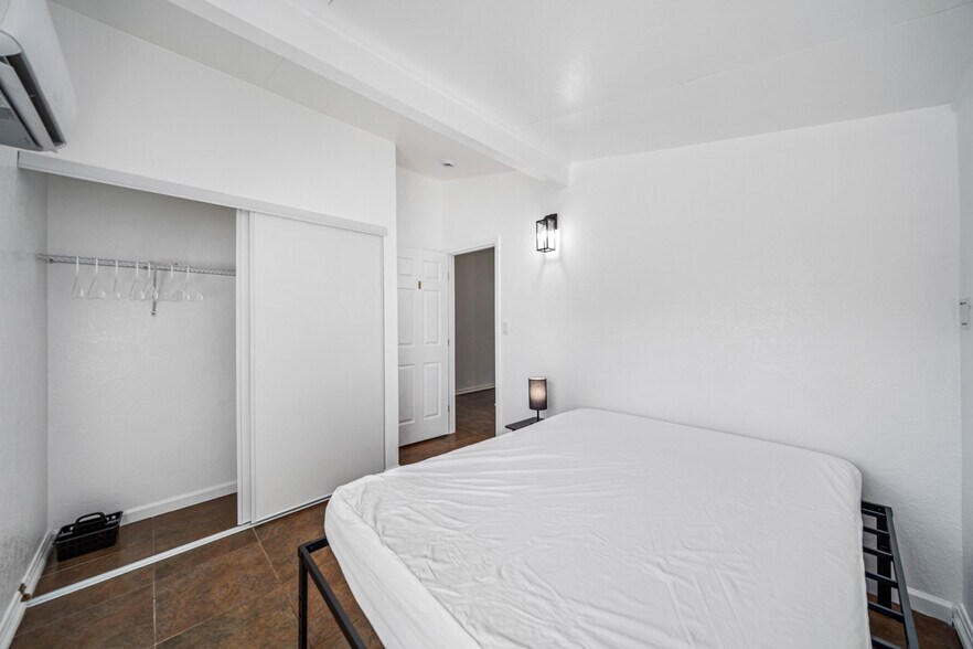 Rooms for Rent-Room 1 - 45426 10th St W