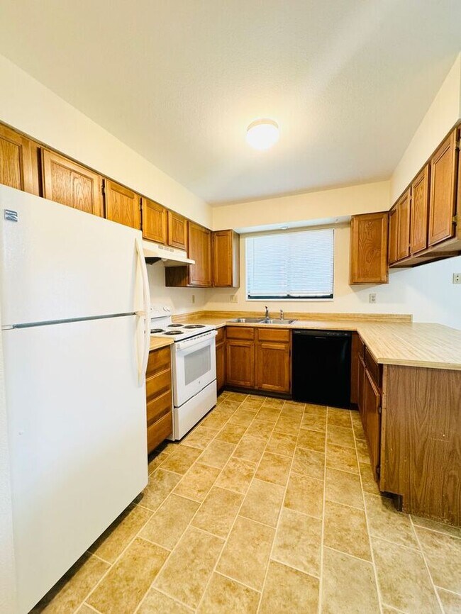 Building Photo - NEW Paint & Carpet! Cozy 2 Bedroom duplex ...